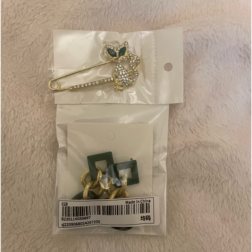 New Pin and earrings set